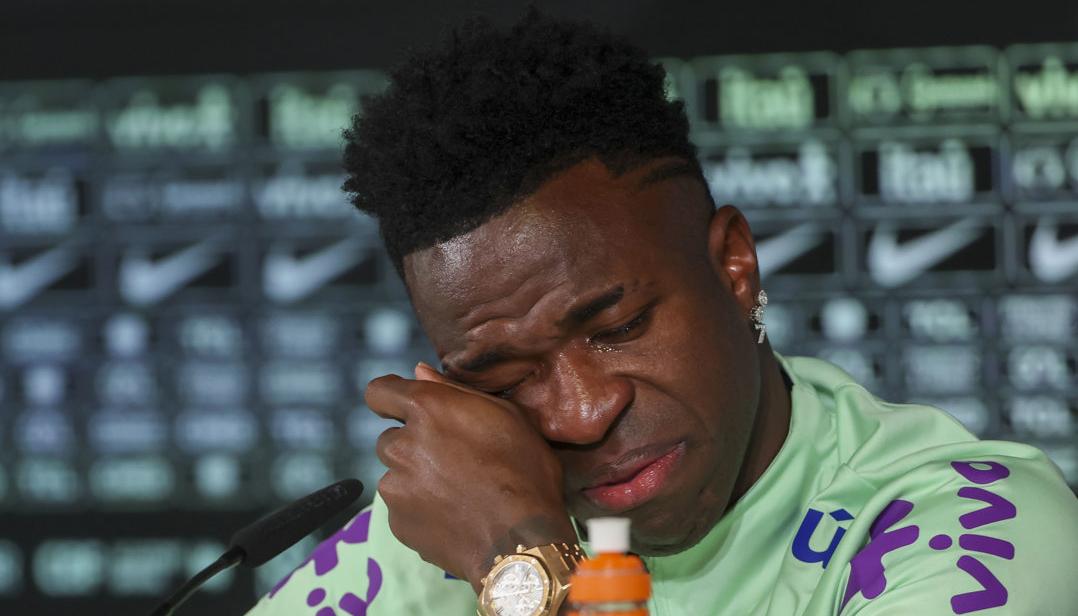 Vinicius Junior en medio de lágrimas en medio de la rueda de prensa previo al juego contra España. 
