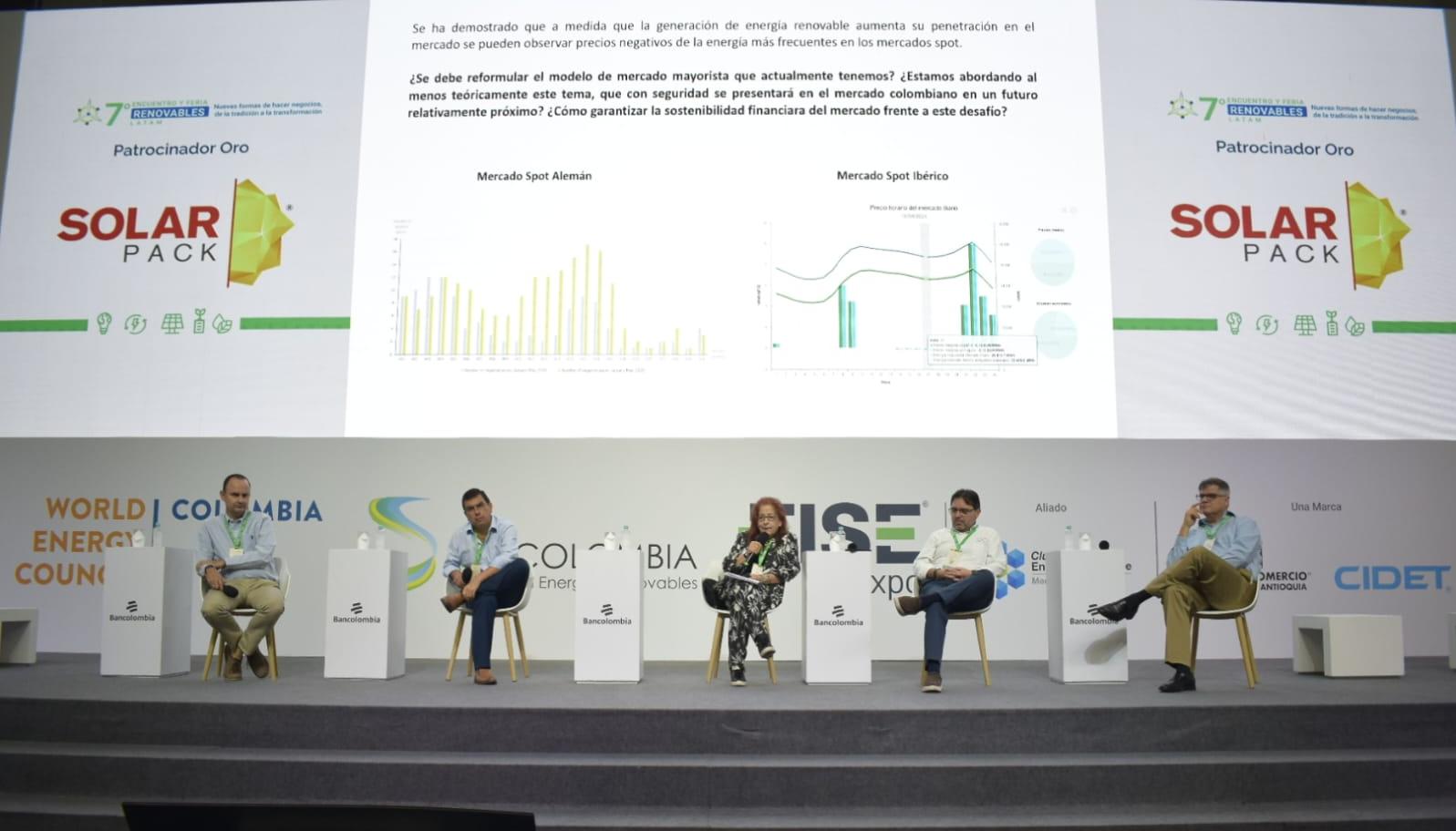 Panel en el Séptimo Encuentro de Energías Renovables donde XM dio la noticia.