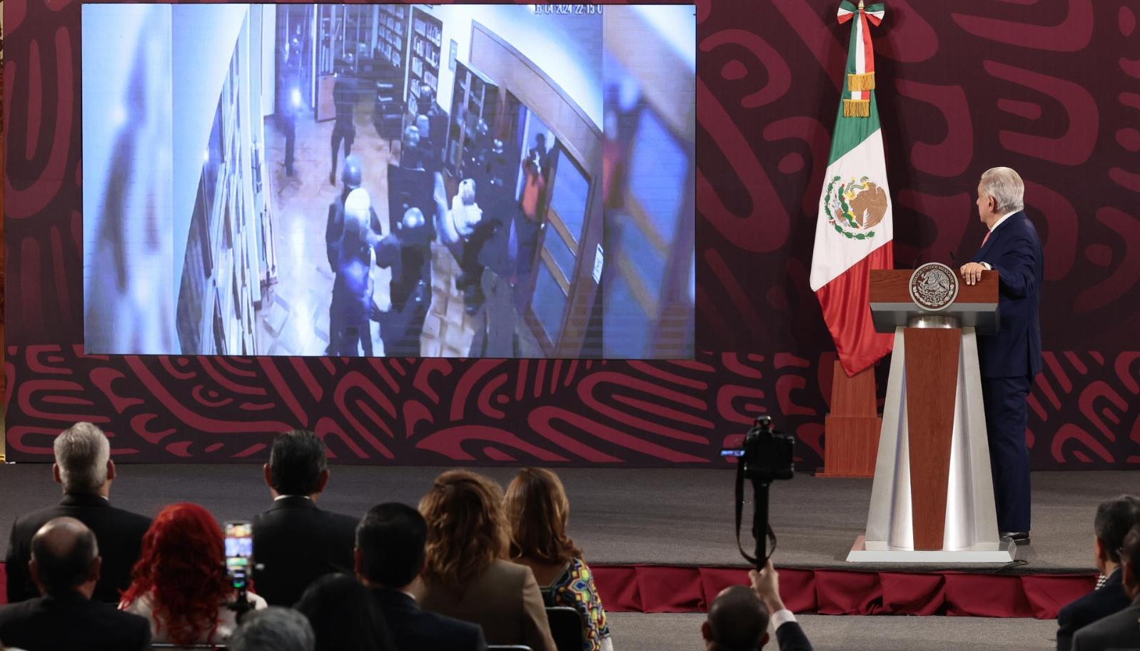 El presidente de México Andrés Manuel López Obrador mostrando los videos de la embajada en Ecuador. 