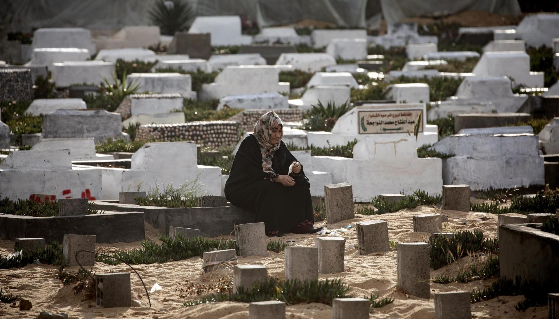 Una palestina visitando la tumba de un ser querido.