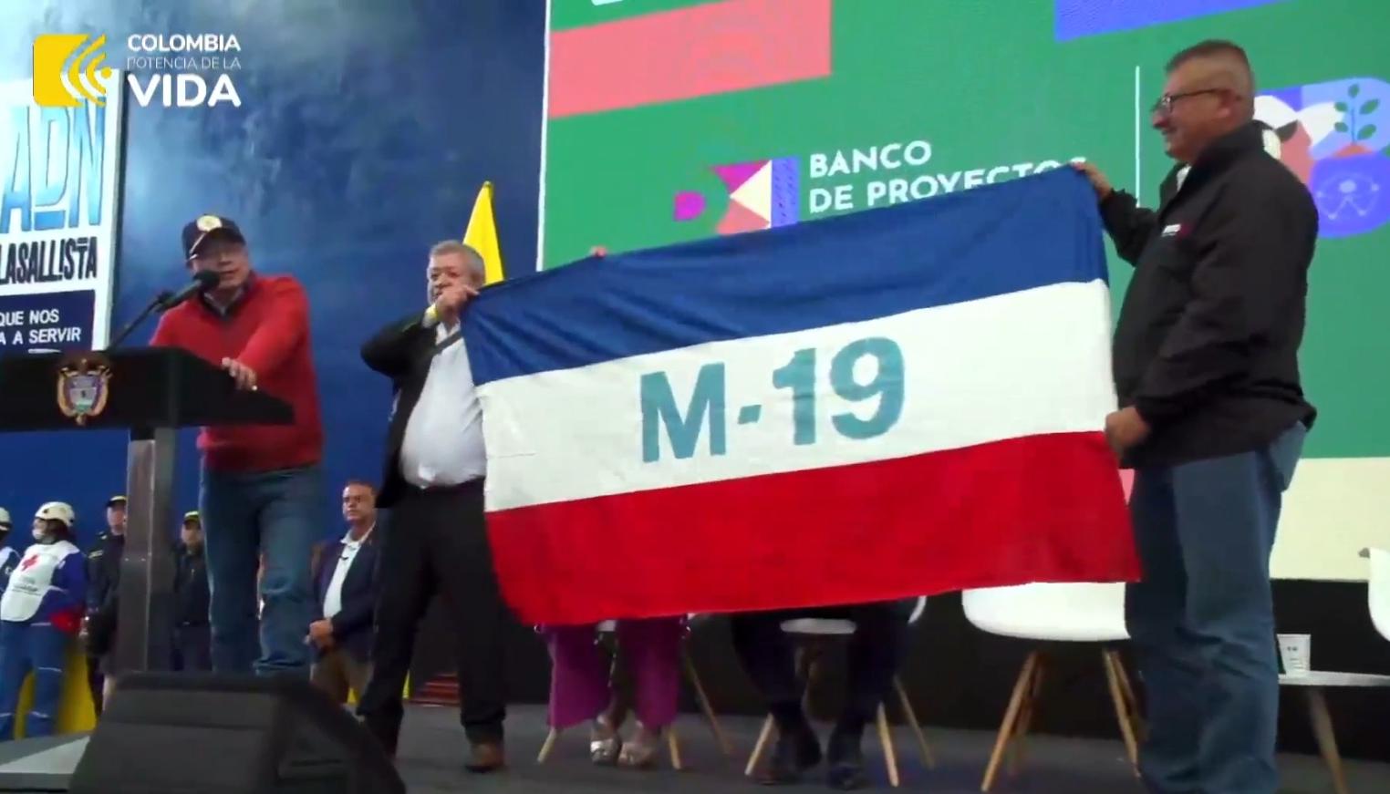 El Presidente Petro y al lado la bandera del M-19.