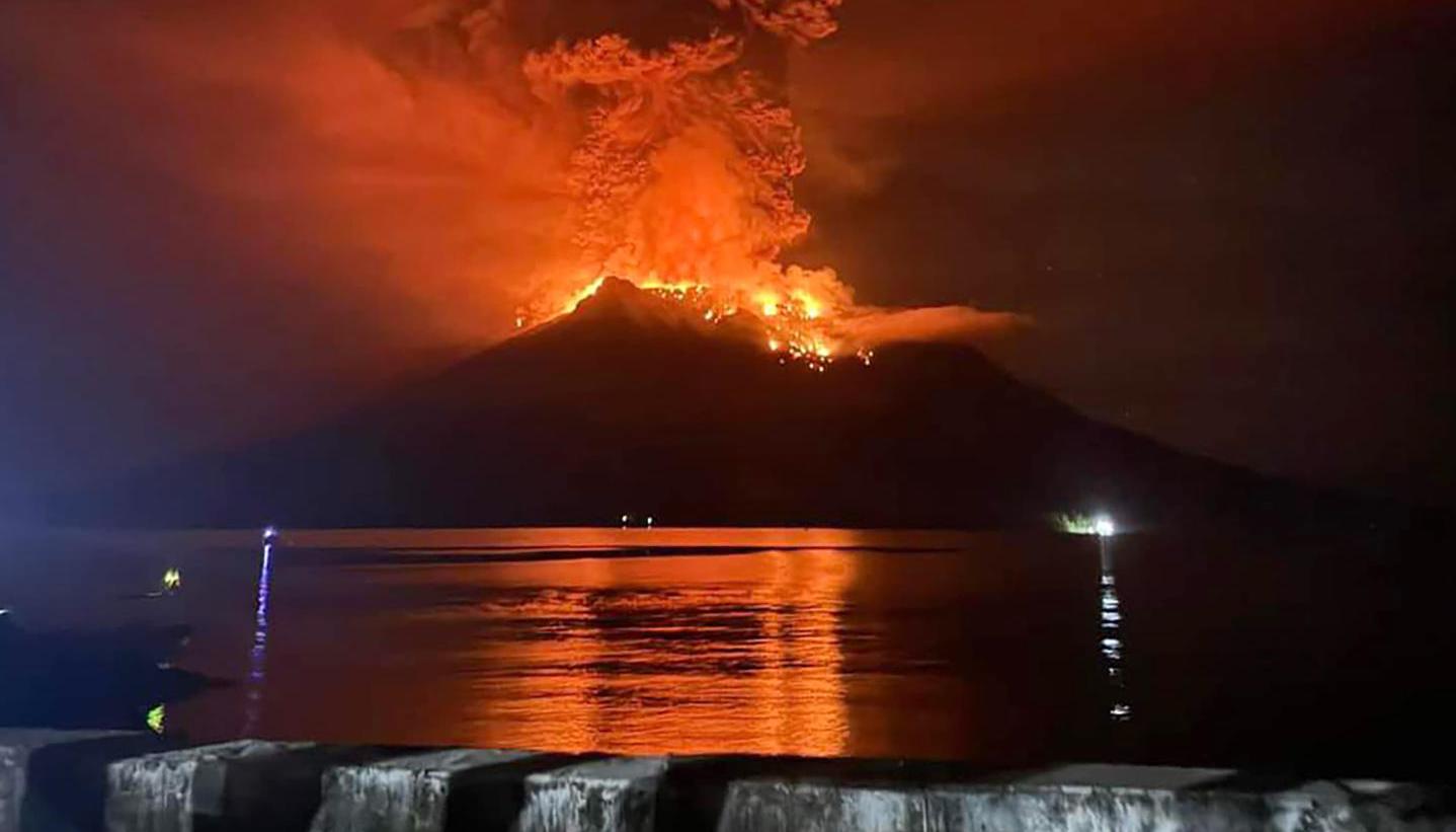 La erupción del miércoles en la noche del volcán Ruang, en las Islas Cébeles