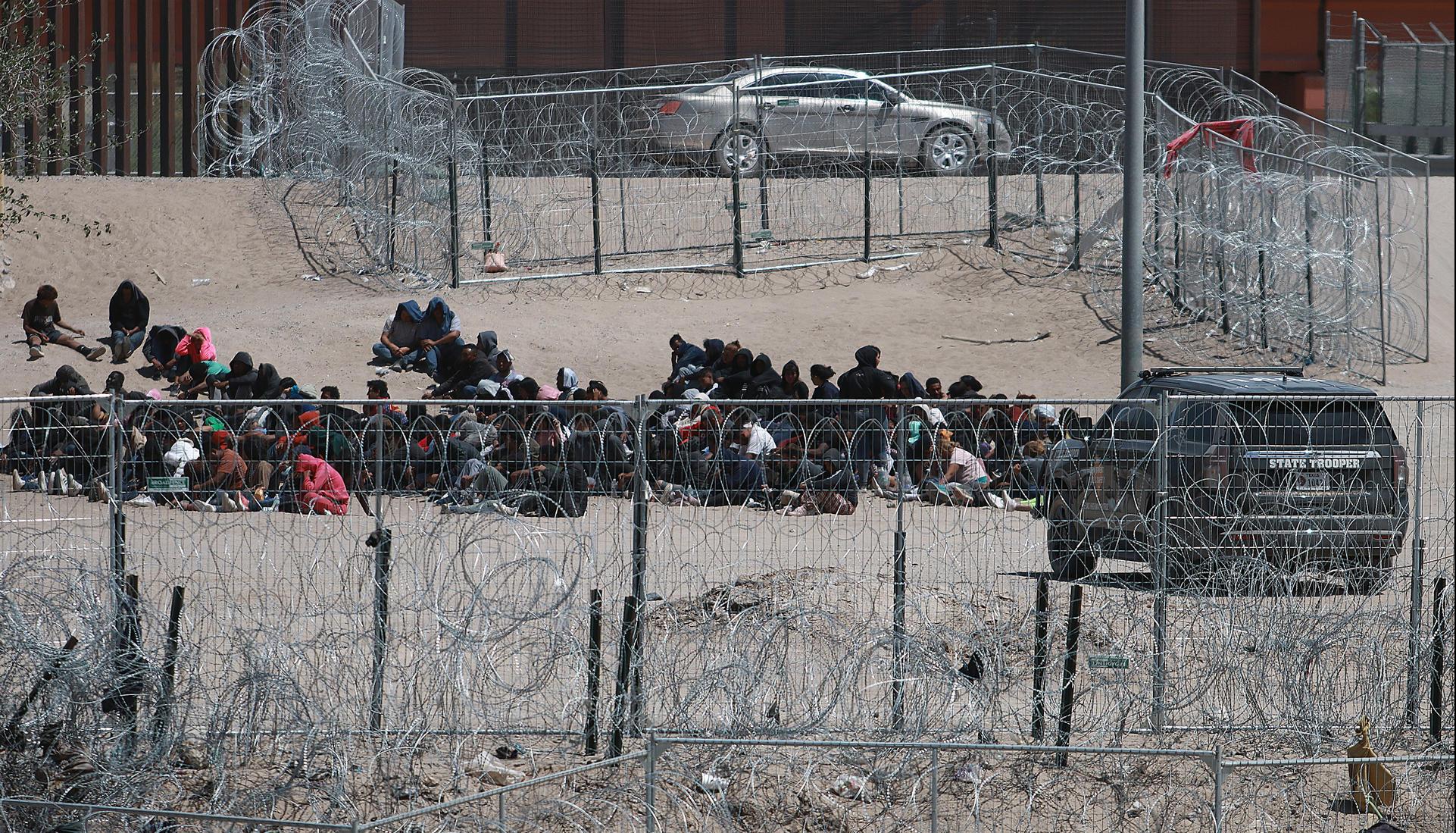 Fotografía que muestra a migrantes en Ciudad Juárez, en la frontera con Estados Unidos.