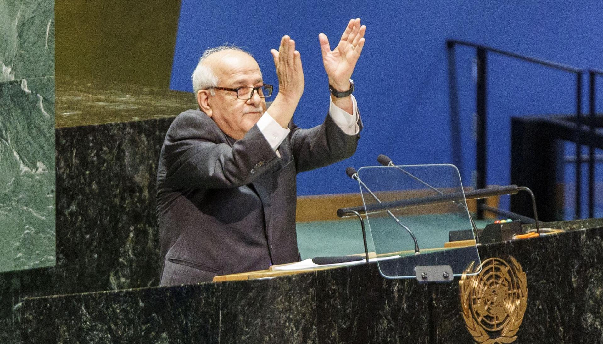 El Observador Permanente de Palestina ante las Naciones Unidas, Riyad Mansour, celebra emocionado la votación.