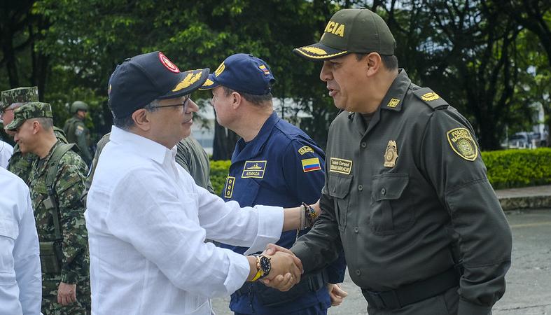 El presidente Petro saluda a los mandos militares antes del consejo de seguridad en Tuluá, Valle.