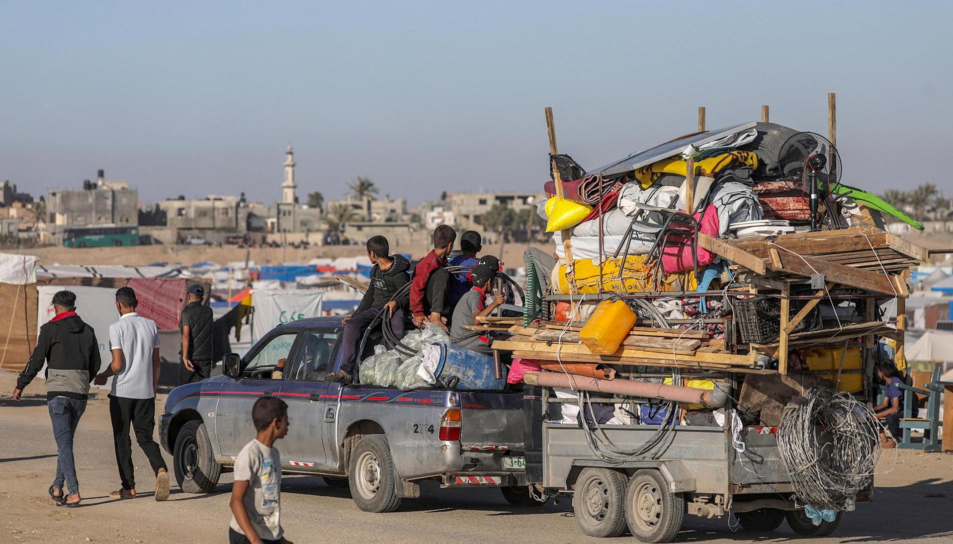 Desplazados internos de Palestina evacuán Rafah el pasado miércoles 8 de mayo