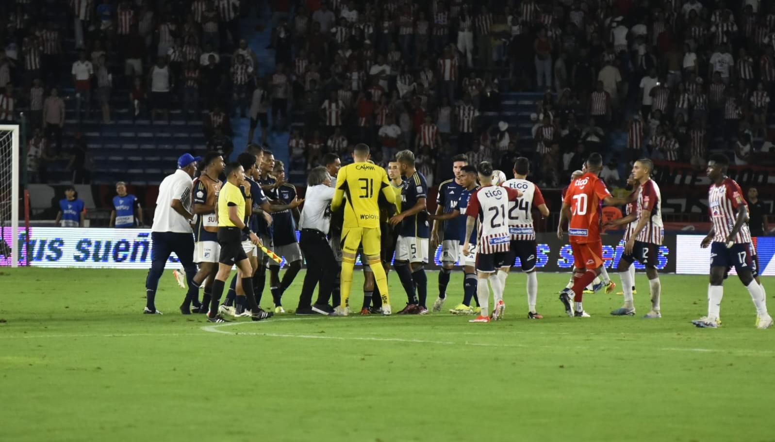 Los jugadores de Millonarios rodeando al árbitro Carlos Betancur después del partido contra Junior.
