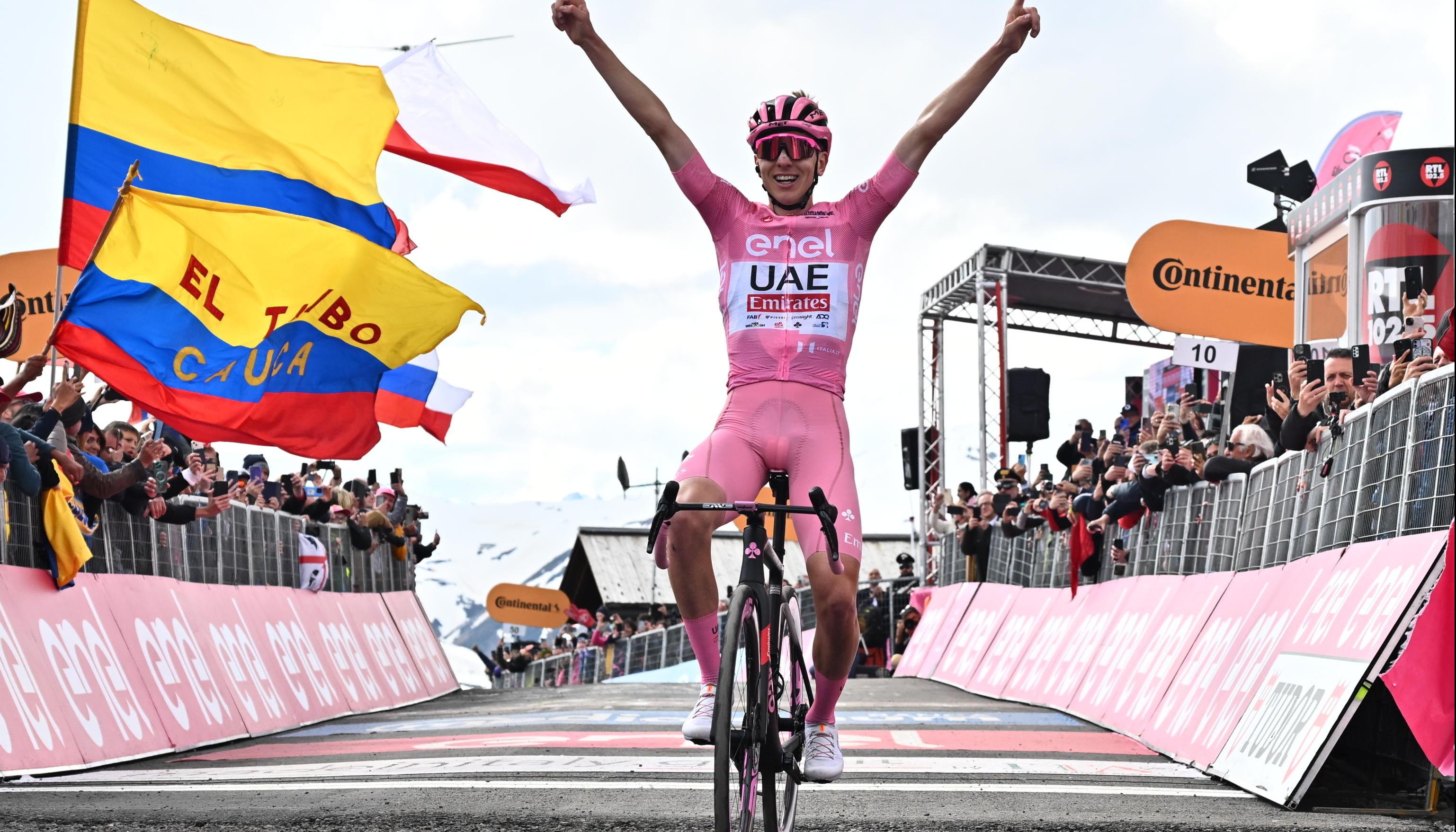 Con el fondo de banderas colombianas, Tadej Pogacar celebra su triunfo en Livigno. 
