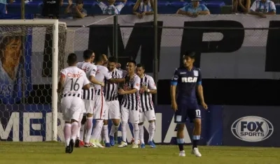 Momento de la celebración del gol de Salcedo para Libertad.