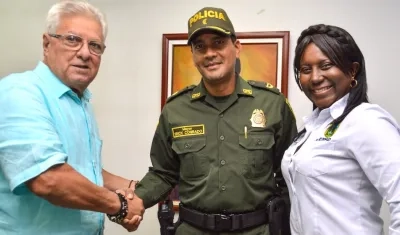 El Alcalde Joao Herrera; el nuevo Comandante, Mayor Erick Conrado y la Secretaria de Gobierno, Josefa Cassiani.