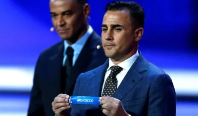 El exfutbolista italiano Fabio Cannavaro muestra la papeleta de Marruecos durante el sorteo del Mundial de Rusia 2018.