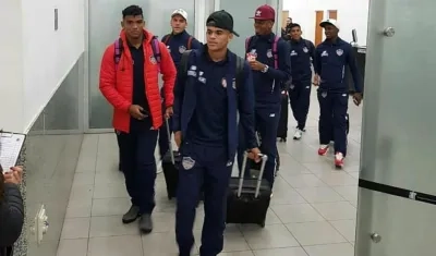 Los jugadores de Junior arribando a Rosario, Argentina. 