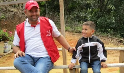 Edwin Contretras, alcalde de El Carmen, en la foto con su hijo Cristo José, secuestrado hace 3 días.