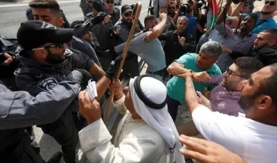 Agentes de policía israelíes dispersan activistas palestinos en la villa beduina de Jan al-Ahmar.