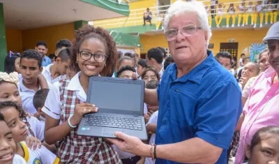 El Alcalde Joao Herrera entregando uno de los computadores.
