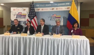 El embajador de Estados Unidos en Colombia, Kevin Whitaker y el Ministro de Salud, Juan Pablo Uribe.
