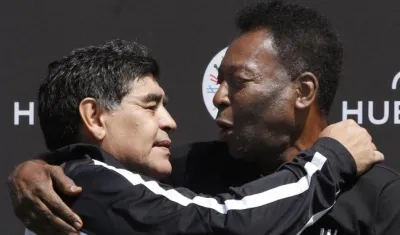 Diego Maradona y Pelé.