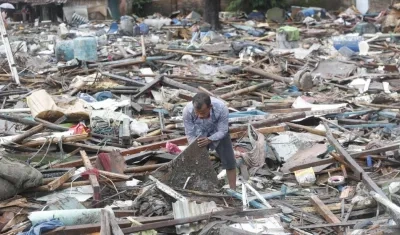 Residentes buscan entre los restos del tsunami que golpeó el estrecho de Sunda en Sumur, Banten, Indonesia