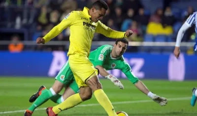 El delantero colombiano del Villarreal Carlos Bacca (i) supera al portero de la Real Sociedad Toño Ramírez