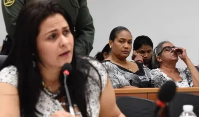 Dayana Jassir, en primer plano; en el fondo la mamá del asesinado médico legista Eduardo Pinto.