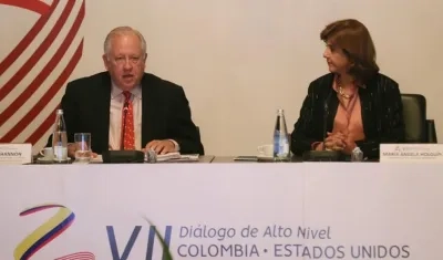 El subsecretario de Estado para Asuntos Políticos de EE.UU., Thomas Shannon junto a la ministra de Relaciones Exteriores de Colombia, María Ángela Holguín.