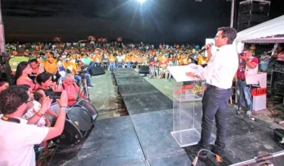 El candidato Carlos Caicedo, dirigiéndose a la multitud.