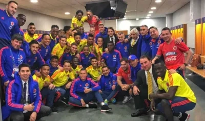 La Selección Colombia celebra tras el triunfo en Francia. 