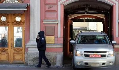 Un vehículo diplomático sale del Consulado General de EE. UU. en San Petersburgo (Rusia).