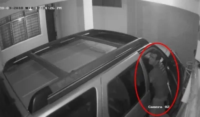 Ladrón en el momento del robo en la residencia de Chelito De Castro.