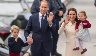 El príncipe Jorge, los duques de Cambridge y la princesa Carlota.