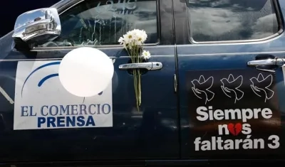 Vista del vehículo que transportaba al equipo periodístico del diario ecuatoriano El Comercio asesinado en frontera con Colombia.