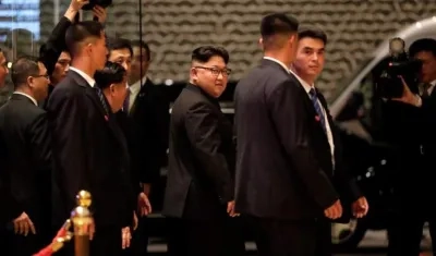 El líder norcoreano, Kim Jong-un (c), abandona el hotel Marina Bay Sands durante su visita al centro de Singapur. 