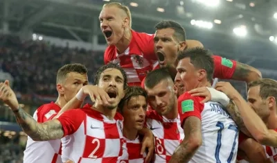 Jugadores de Croacia celebran el segundo tanto. 