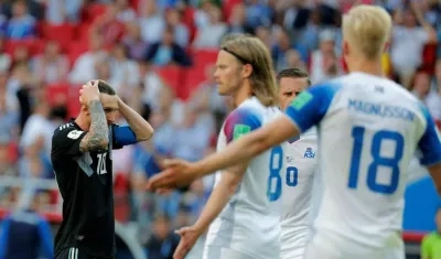 Lionel Messi muestra su frustración ante la defensa de Islandia. 