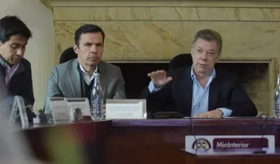 El ministro del Interior, Guillermo Rivera, y el Presidente Juan Manuel Santos en el puesto de mando unificado.