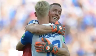 Hannes Halldorsson y Hordur Magnusson se abrazan tras el partido contra Argentina. 