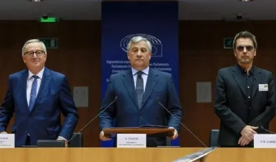 El presidente de la Comisión Europea, Jean-Claude Juncker (i); el presidente del Parlamento Europeo, Antonio Tajani (c); y el compositor francés Jean-Michel Jarre (d).