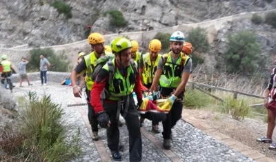 Miembros de los servicios de rescate retiran en camilla a un excursionista afectado por las inundaciones en la Garganta de Raganello en Civita, Italia.