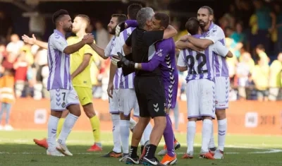 Los jugadores del Valladolid celebran su victoria ante el Villarreal al finalizar el partido.
