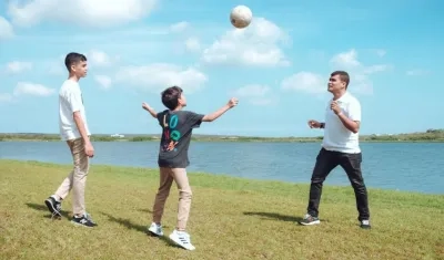 Rodney Castro jugando fútbol con sus hijos Alejandro y Diego.