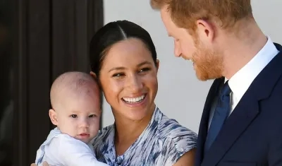 Meghan Markle junto a su esposo (el príncipe Harry) y su bebé Archie.