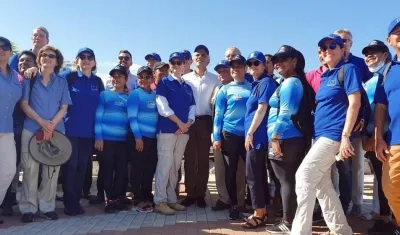 El ministro de Medio Ambiente de Colombia, Ricardo Lozano (c, blanco), visita este viernes junto a diplomáticos de la Unión Europea un paraje turístico en Santa Marta (Colombia).