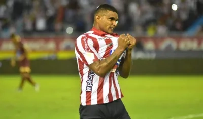 Luis Narváez celebrando el gol del empate.