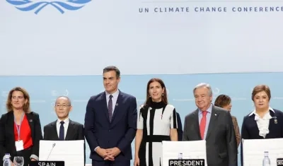 La presidenta de la COP25 y ministra de Medio Ambiente chilena, Carolina Schmidt (c), acompañada por el presidente del Gobierno español, Pedro Sánchez (3i).