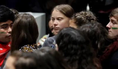 La joven activista climática de 16 años Greta Thunberg (c) asiste con otros jóvenes a la Cumbre Mundial del Clima.