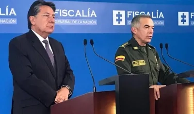 El Fiscal Néstor Humberto Martínez y el Director de la Policía, General Óscar Atehortúa.