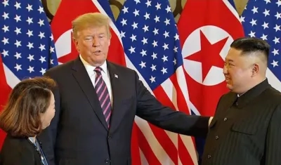  El presidente de EE.UU., Donald Trump (c), y el líder norcoreano, Kim Jong-un, durante su segunda cumbre, este miércoles, en Hanói , Vietnam. 