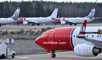 Aviones Boeing 737-800 de Norwegian Airlines permanecen aparcados en el aeropuerto de Arlanda en Estocolmo.