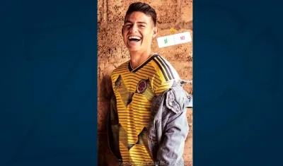James Rodríguez luciendo la nueva camiseta de la Selección Colombia. 