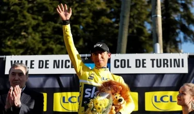 Egan Bernal, vestido de amarillo como líder de la París-Niza. 